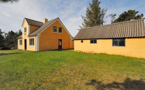 Margrethe - 1.1Km from the Sea: Zona Residenziale, Tetto, Sobborgo, Driveway, Estate, Camino