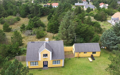 Margrethe - 1.1Km from the Sea: Zona Residenziale, Tetto, Sobborgo, Driveway, Estate, Camino
