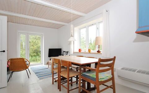 Margrethe - 1.1Km from the Sea: Zona Residenziale, Tetto, Sobborgo, Driveway, Estate, Camino