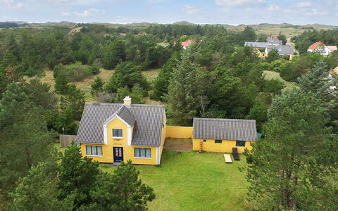 Margrethe - 1.1Km from the Sea: Zona Residenziale, Tetto, Sobborgo, Driveway, Estate, Camino