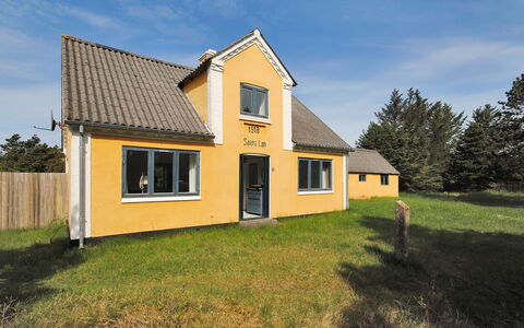 Margrethe - 1.1Km from the Sea: Zona Residenziale, Tetto, Sobborgo, Driveway, Estate, Camino