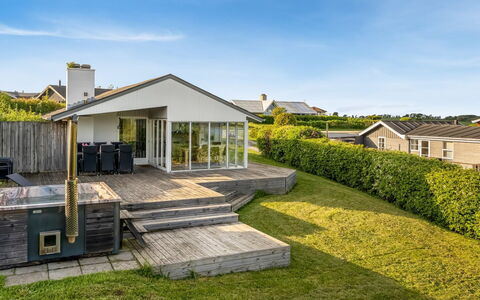 Peetu - 200M to the Fjord: Casa, Casa, Tetto, Nube, Villetta, Groundcover, Estate, Giardino, Landscaping, Cortile