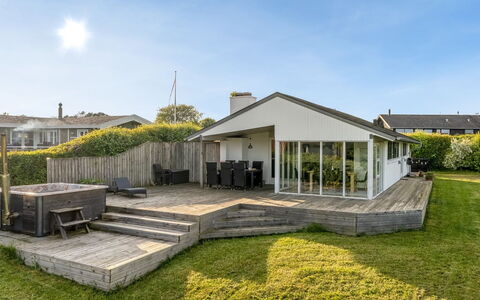 Peetu - 200M to the Fjord: Tetto, Casa, Casa, Materiale Composito, Villetta, Shade, Portico, Estate, Landscaping, Cortile