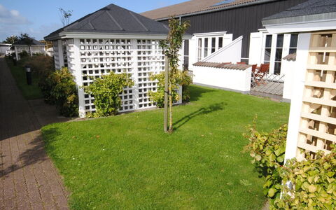Hermanda - 100M to the Fjord: Zona Residenziale, Tetto, Casa, Arbusto, Casa, Giardino, Groundcover, Villetta, Backyard, Estate
