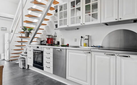 Hermanda - 100M to the Fjord: Cucina, Pavimentazione, Interior Design, Controsoffitto, Pavimento, Mobilia, Elettrodomestico Da Cucina, Cabinetry, Apparecchio Major, Soffitto