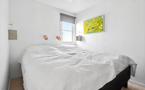 Hermanda - 100M to the Fjord: Parete, Camera Da Letto, Letto, Lenzuolo, Bedding, Soffitto, Pavimento, Pavimentazione, Interior Design, Telaio Del Letto