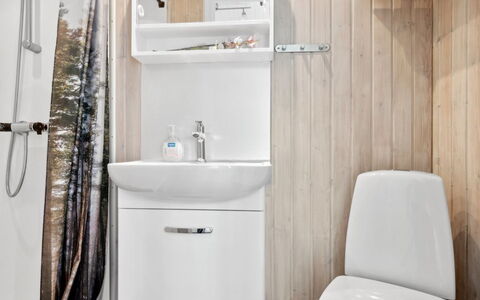 Hermanda - 100M to the Fjord: Bagno, Lavandino Del Bagno, Idraulico Fixture, Lavello, Pavimentazione, Interior Design, Pavimento, Rubinetto, Mobiletto Del Bagno, Gabinetto