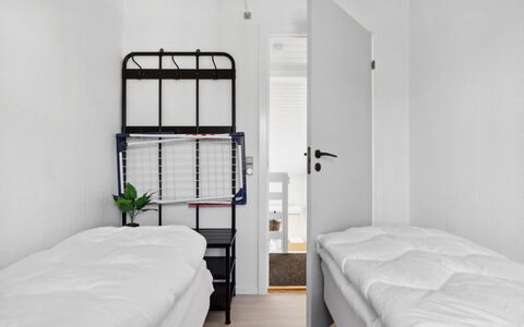 Hermanda - 100M to the Fjord: Camera Da Letto, Interior Design, Pavimento, Pavimentazione, Letto, Letto A Castello, Mobilia, Bedding, Lenzuolo, Telaio Del Letto