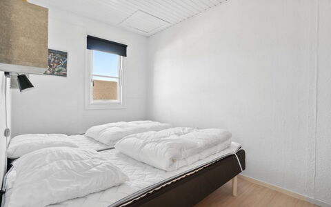 Hermanda - 100M to the Fjord: Parete, Legna, Camera Da Letto, Letto, Pavimento, Bedding, Lenzuolo, Pavimentazione, Soffitto, Telaio Del Letto