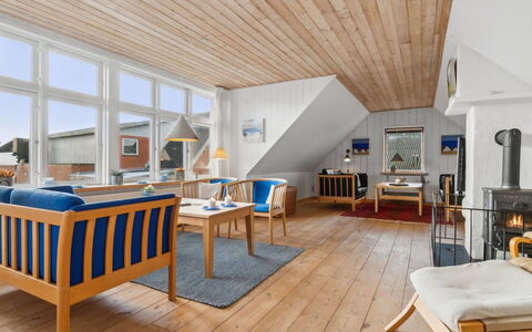 Gertina - 40M to the Fjord: Mobilia, Interior Design, Pavimentazione, Legna, Pavimento, Soffitto, Pavimento In Legno, Sedia, Tavolo, Illuminazione