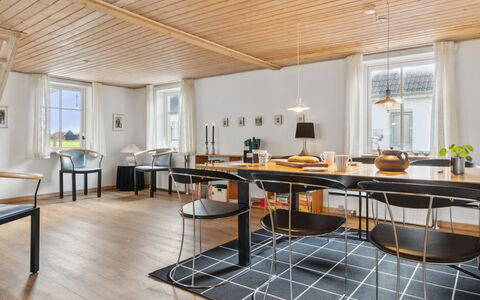 Gertina - 40M to the Fjord: Mobilia, Interior Design, Pavimentazione, Legna, Pavimento, Soffitto, Pavimento In Legno, Sedia, Tavolo, Illuminazione