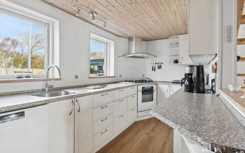 Gertina - 40M to the Fjord: Mobilia, Interior Design, Pavimentazione, Legna, Pavimento, Soffitto, Pavimento In Legno, Sedia, Tavolo, Illuminazione