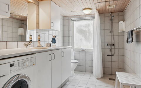 Gertina - 40M to the Fjord: Mobilia, Interior Design, Pavimentazione, Legna, Pavimento, Soffitto, Pavimento In Legno, Sedia, Tavolo, Illuminazione