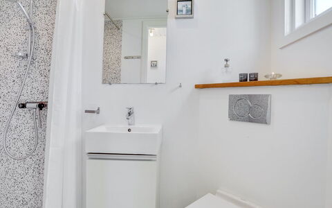 Idunn - 100M to the Fjord: Bagno, Idraulico Fixture, Parete, Interior Design, Toilet Seat, Pavimentazione, Gabinetto, Pavimento, Idraulico, Rubinetto