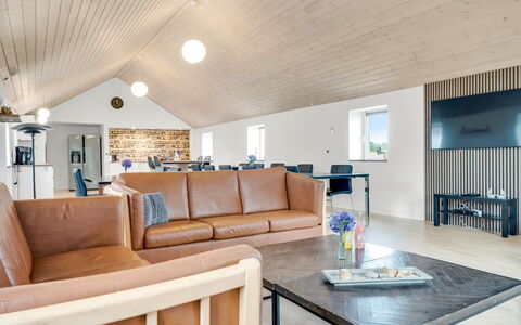 Folkar - 3Km to the Fjord: Mobilia, Interior Design, Pavimentazione, Legna, Pavimento, Soffitto, Pavimento In Legno, Sedia, Tavolo, Illuminazione