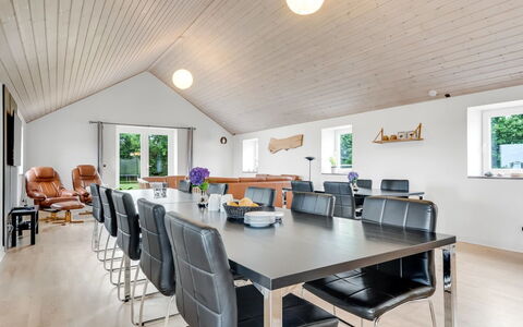 Folkar - 3Km to the Fjord: Mobilia, Interior Design, Pavimentazione, Legna, Pavimento, Soffitto, Pavimento In Legno, Sedia, Tavolo, Illuminazione
