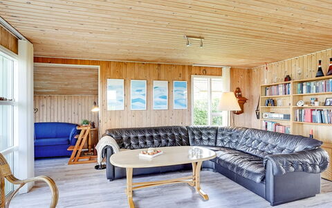 Pavo - 300M to the Fjord: Mobilia, Divano, Interior Design, Legna, Pavimentazione, Pavimento, Soggiorno, Soffitto, Camera