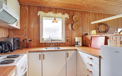 Pavo - 300M to the Fjord: Legna, Interior Design, Cucina, Soffitto, Pavimentazione, Elettrodomestico Da Cucina, Controsoffitto, Pavimento, Illuminazione, Camera