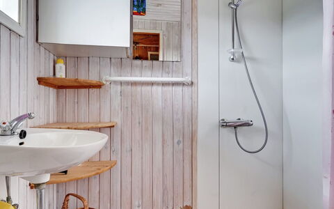 Pavo - 300M to the Fjord: Parete, Idraulico Fixture, Legna, Bagno, Pavimentazione, Interior Design, Pavimento, Rubinetto, Idraulico, Lavello