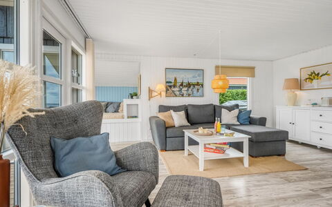 Pavo - 300M to the Fjord: Mobilia, Legna, Interior Design, Pavimentazione, Divano, Pavimento, Casa, Soggiorno, Soffitto
