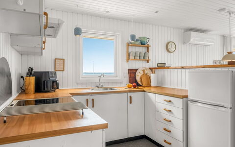 Pavo - 300M to the Fjord: Legna, Pavimentazione, Cucina, Interior Design, Pavimento, Controsoffitto, Soffitto, Cabinetry, Camera, Color Legno