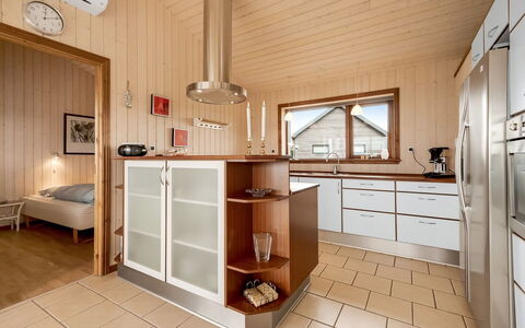 Malila - 400M to the Fjord: Cucina, Pavimentazione, Interior Design, Controsoffitto, Legna, Elettrodomestico Da Cucina, Pavimento, Soffitto, Cabinetry, Mobilia