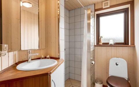 Malila - 400M to the Fjord: Pavimentazione, Parete, Idraulico Fixture, Pavimento, Lavandino Del Bagno, Legna, Interior Design, Lavello, Bagno, Camera