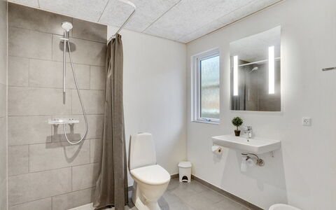 Sibbe - 500M to the Fjord: Pavimentazione, Parete, Idraulico Fixture, Pavimento, Soffitto, Interior Design, Lavello, Bagno, Idraulico, Gabinetto