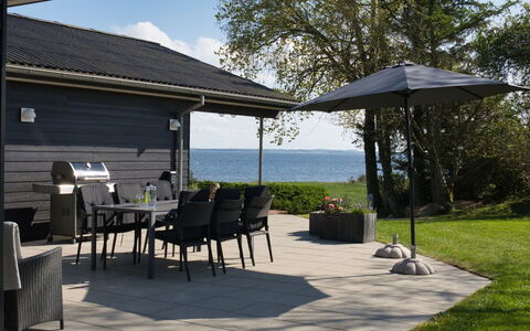 Elissa - 50M to the Fjord: Mobilia, Interior Design, Pavimentazione, Legna, Pavimento, Soffitto, Pavimento In Legno, Sedia, Tavolo, Illuminazione