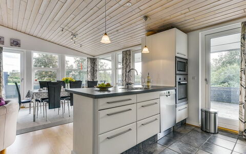Sylvelin - 400M to the Fjord: Legna, Soffitto, Pavimentazione, Interior Design, Cucina, Controsoffitto, Mobilia, Pavimento, Pavimento In Legno, Casa