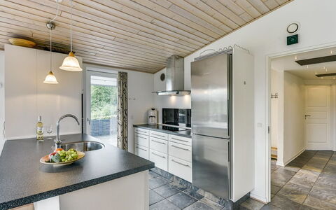 Sylvelin - 400M to the Fjord: Pavimentazione, Cucina, Legna, Controsoffitto, Soffitto, Interior Design, Pavimento, Cabinetry, Casa, Mobilia