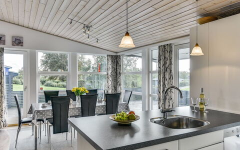 Sylvelin - 400M to the Fjord: Interior Design, Soffitto, Legna, Pavimentazione, Lampada, Mobilia, Pavimento, Cucina & Sala Da Pranzo Tavolo, Cucina, Casa