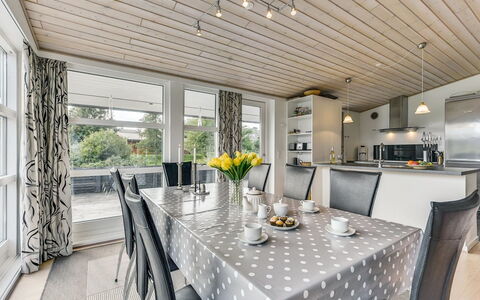Sylvelin - 400M to the Fjord: Interior Design, Mobilia, Soffitto, Cucina & Sala Da Pranzo Tavolo, Casa, Lampada, Illuminazione, Pavimentazione, Sedia, Sala Da Pranzo