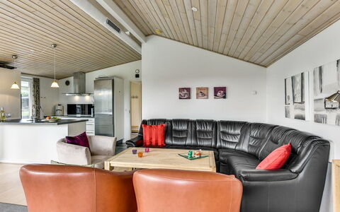 Sylvelin - 400M to the Fjord: Interior Design, Divano, Soffitto, Legna, Mobilia, Pavimentazione, Soggiorno, Camera, Illuminazione, Pavimento