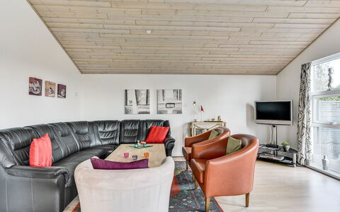 Sylvelin - 400M to the Fjord: Mobilia, Interior Design, Divano, Soffitto, Legna, Pavimentazione, Pavimento, Soggiorno, Lampada, Illuminazione
