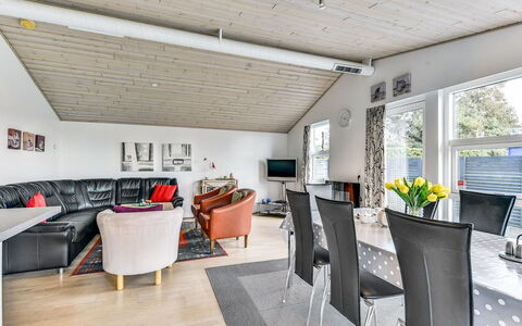 Sylvelin - 400M to the Fjord: Legna, Soffitto, Interior Design, Divano, Casa, Mobilia, Pavimentazione, Soggiorno, Camera