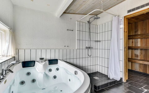 Sylvelin - 400M to the Fjord: Interior Design, Idraulico Fixture, Pavimentazione, Vasca Da Bagno, Pavimento, Legna, Soffitto, Bagno, Mobilia, Camera
