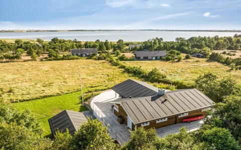 Eljas - 200M to the Fjord: Mobilia, Interior Design, Pavimentazione, Legna, Pavimento, Soffitto, Pavimento In Legno, Sedia, Tavolo, Illuminazione