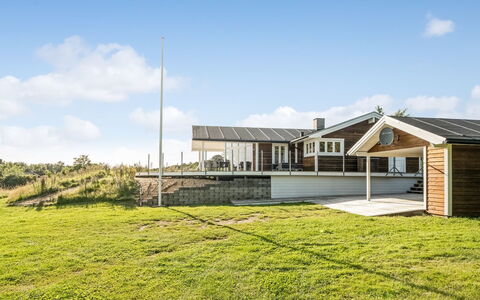 Eljas - 200M to the Fjord: Mobilia, Interior Design, Pavimentazione, Legna, Pavimento, Soffitto, Pavimento In Legno, Sedia, Tavolo, Illuminazione