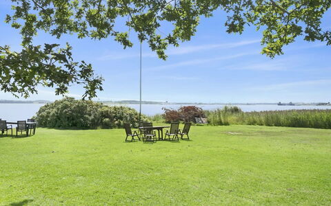 Rina - 30M to the Fjord: Tetto, Casa, Lotto, Casa, Villetta, Estate, Edifici Giardino, Shade, Log Cabin, Landscaping