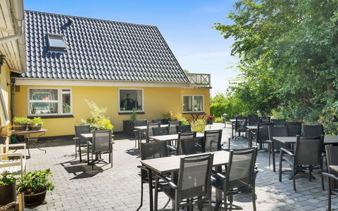 Rina - 30M to the Fjord: Tetto, Casa, Lotto, Casa, Villetta, Estate, Edifici Giardino, Shade, Log Cabin, Landscaping