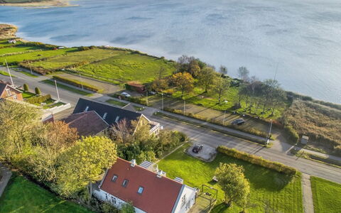Rina - 30M to the Fjord: Tetto, Casa, Lotto, Casa, Villetta, Estate, Edifici Giardino, Shade, Log Cabin, Landscaping