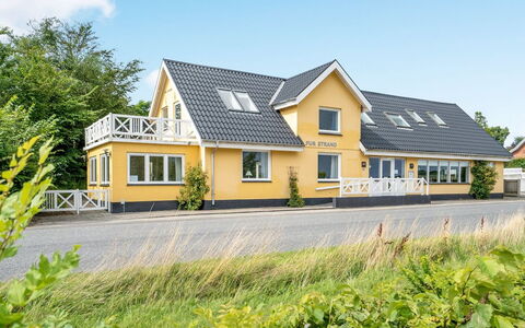 Rina - 30M to the Fjord: Tetto, Casa, Lotto, Casa, Villetta, Estate, Edifici Giardino, Shade, Log Cabin, Landscaping