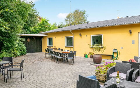 Rina - 30M to the Fjord: Tetto, Casa, Lotto, Casa, Villetta, Estate, Edifici Giardino, Shade, Log Cabin, Landscaping