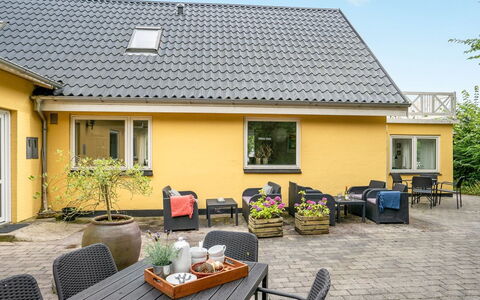 Rina - 30M to the Fjord: Tetto, Casa, Lotto, Casa, Villetta, Estate, Edifici Giardino, Shade, Log Cabin, Landscaping
