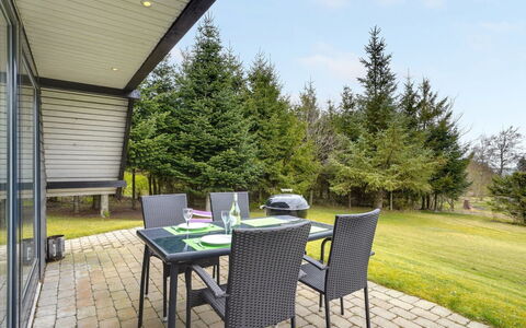 Brunhild - 300M to the Fjord: Tetto, Casa, Lotto, Casa, Villetta, Estate, Edifici Giardino, Shade, Log Cabin, Landscaping