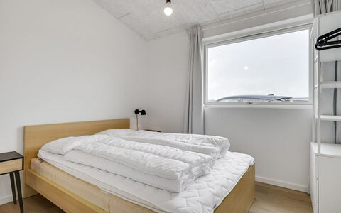 Aatami - 500M from the Sea: Camera Da Letto, Soffitto, Letto, Bedding, Lenzuolo, Telaio Del Letto, Camera, Appartamento, Materasso, Design