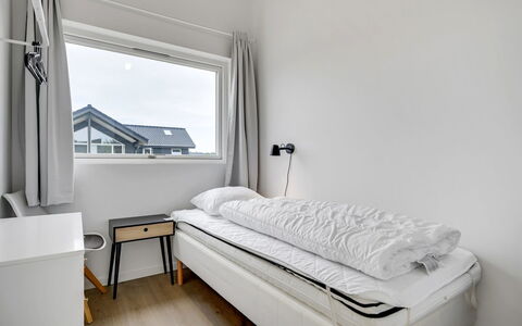 Aatami - 500M from the Sea: Camera Da Letto, Letto, Lenzuolo, Bedding, Pavimento, Interior Design, Soffitto, Pavimentazione, Telaio Del Letto, Biancheria