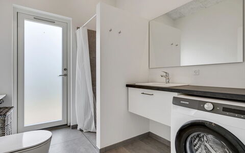 Aatami - 500M from the Sea: Pavimentazione, Pavimento, Interior Design, Soffitto, Idraulico Fixture, Lavatrice, Camera, Casa, Bagno, Appartamento