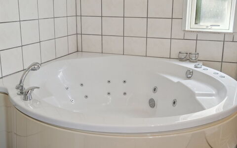 Gerhild - 300M from the Sea: Vasca Da Bagno, Bagno, Idraulico Fixture, Interior Design, Pavimentazione, Idraulico, Pavimento, Rubinetto, Vasca Idromassaggio